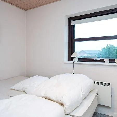 8 Person In Sydals-by Traum