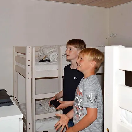 8 Person In Sydals-by Traum